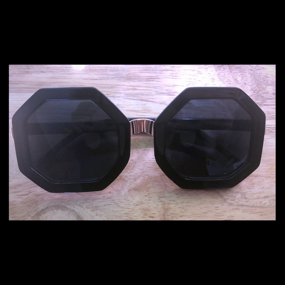 Round sun glasses.